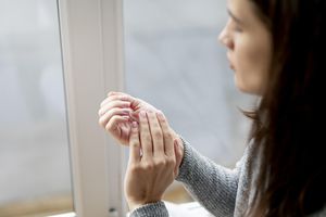 Kodėl žiemą skilinėja rankų pirštų galiukai?