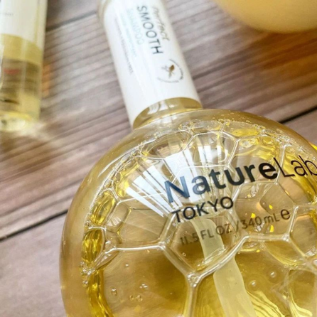 NATURE LAB. TOKYO Perfect Smooth, nepaklusnių, besišiaučiančių plaukų šampūnas, 340 ml