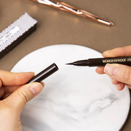 BOM Wonderproof Pen 01 Wonder Black akių pieštukas, 0.5 g