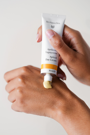 DR.HAUSCHKA Apricot Day skaistinantis dieninis veido kremas, 30 ml