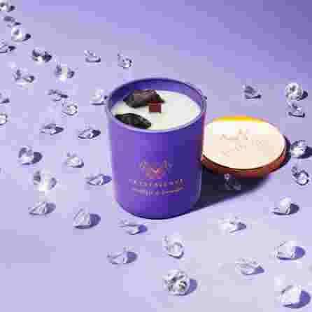 CRYSTALLOVE Amethyst & lavender kvepianti žvakė, 1 vnt.