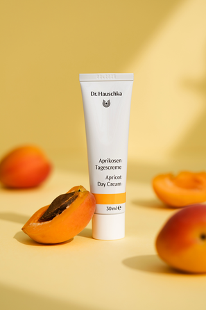 DR.HAUSCHKA Apricot Day skaistinantis dieninis veido kremas, 30 ml