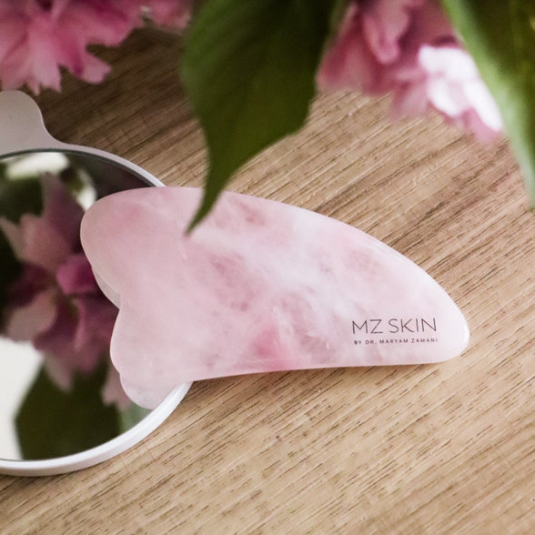 MZ SKIN Sculpting Rose Quartz Gua Sha masažo plokštelė, 1 vnt.