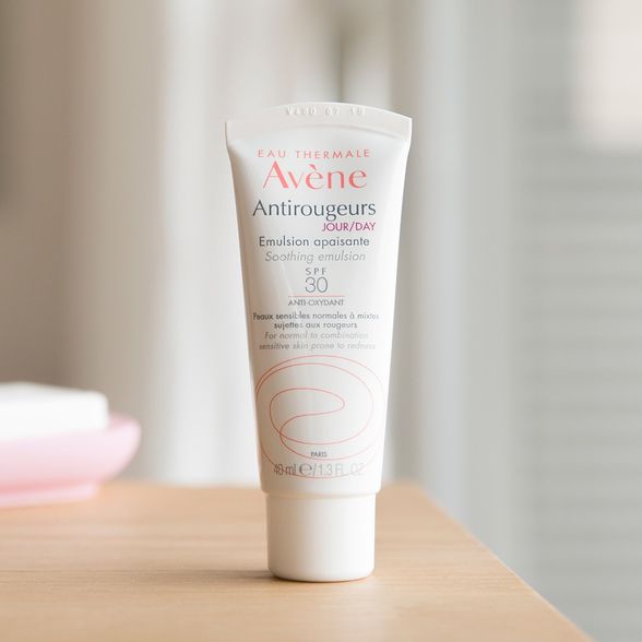 AVENE Antirougeurs Day Soothing Emulsion SPF 30 emulsija, 40 ml